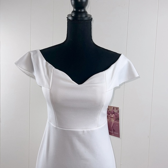 Off the shoulder Emerald Sundae midi dress in a ivory color. - Picture 5 of 8